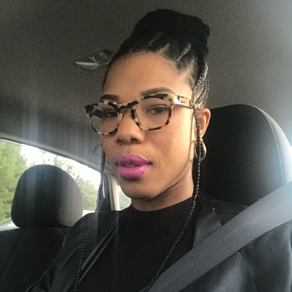 MEET YOUR POSHER - Picture 7 of 8